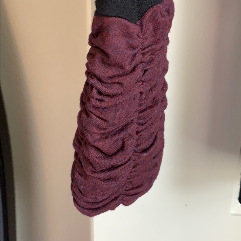 Squasht stretch black top with burgundy cuffs - Picture 2 of 4